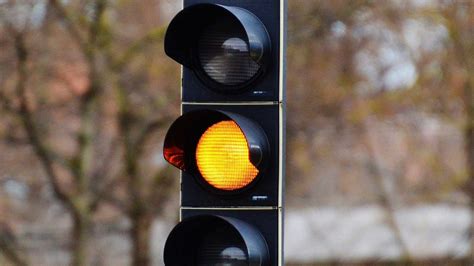 codice della strada semaforo giallo